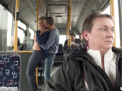 Секс в маршрутном автобусе на глазах у людей в Питере