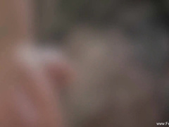 Брюнетка сосет с широко открытым ртом