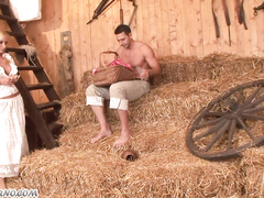 Секс на сеновале в деревне