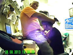 Фотограф заставляет помощницу делать минет