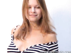 Фотомодель раздевается догола