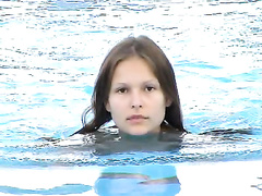 Любовь Шумейко раздевается в бассейне