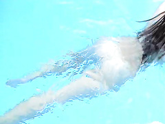 Любовь Шумейко раздевается в бассейне