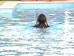 Любовь Шумейко раздевается в бассейне