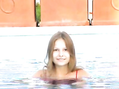 Любовь Шумейко раздевается в бассейне