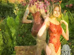 Любовь Шумейко раздевается в бассейне