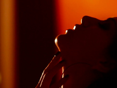 Засунув пальчик в киску, мастурбирует и кончает