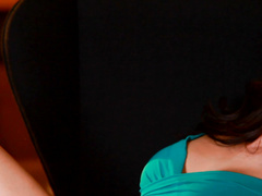 Засунув пальчик в киску, мастурбирует и кончает