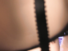 Стриптизерша раздевается и мастурбирует для охранника