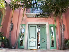 Бриана Бэнкс трахается на лестнице в жопу с лысым мужиком