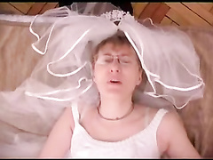 Молодожены спешат чпокнуться перед первой брачной ночью