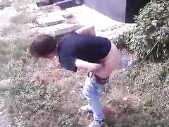 Местный участковый заставляет тетю Марину с голой жопой идти домой