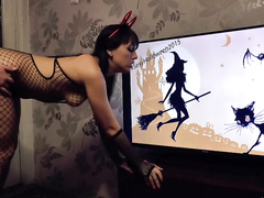 Симпатичная чертовка репетирует с парнем секс на шабаше