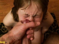 Перед групповушкой мужик дрючит даму в рот с камшотом на лицо