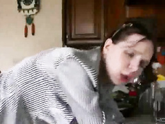 Парень трахает женушку в рот и раком на кухне