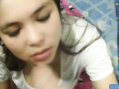 Красивая подруга сосет у питерского студента с камшотом