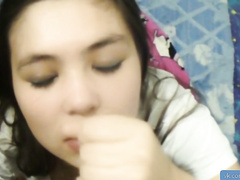 Красивая подруга сосет у питерского студента с камшотом