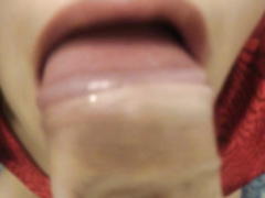 Симпатичная девчонка сосет хер нового друга с камшотом