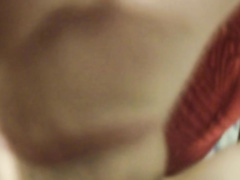 Симпатичная девчонка сосет хер нового друга с камшотом