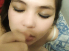 Симпатичная девчонка сосет хер нового друга с камшотом