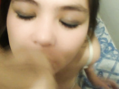 Симпатичная девчонка сосет хер нового друга с камшотом