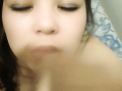 Симпатичная девчонка сосет хер нового друга с камшотом