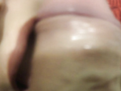 Симпатичная девчонка сосет хер нового друга с камшотом