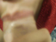 Симпатичная девчонка сосет хер нового друга с камшотом