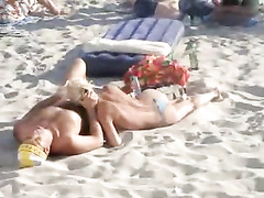 Подруга сосет члена мужику на многолюдном пляже