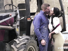 Тракторист трахает большим концом грудастую начальницу