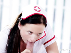 Спортсмен трахает в рот и попу медсестру на массаже