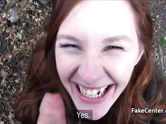 Молодая телка в очках показывает сиськи и сосет член парня в осеннем парке