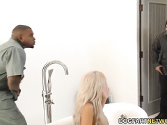 Негр электрик дрючит жену мужика под аккомпанемент его дрочки