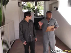 Негр электрик дрючит жену мужика под аккомпанемент его дрочки