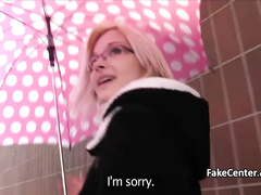 Склеил телку с зонтиком и жестко оттрахала в ближайшем подъезде