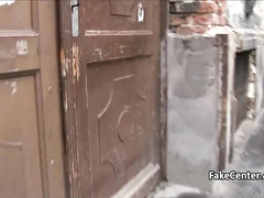 Склеил телку с зонтиком и жестко оттрахала в ближайшем подъезде