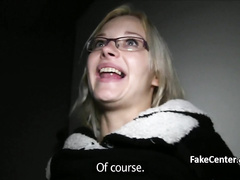 Склеил телку с зонтиком и жестко оттрахала в ближайшем подъезде