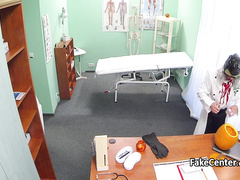 Хирург трахает пациентку прямо на рабочем месте в канун нового года