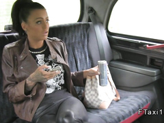 Водитель маршрутки лижет манду девушки с энергетиком и трахает ее в салоне