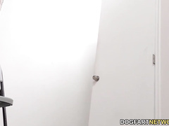 Блондинка в комнате славы сосет два черных члена