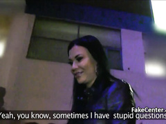 Губастая брюнетка принимает в рот сперму за деньги