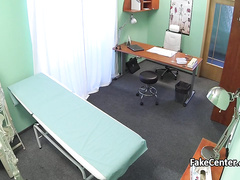 Врач на рабочем месте учить брюнетку с косой заниматься оральным сексом