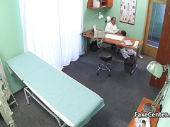 Врач на рабочем месте учить брюнетку с косой заниматься оральным сексом