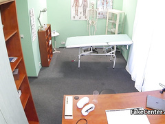 Врач на рабочем месте учить брюнетку с косой заниматься оральным сексом