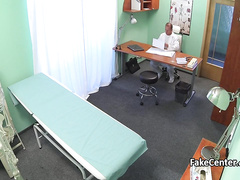 Врач на рабочем месте учить брюнетку с косой заниматься оральным сексом