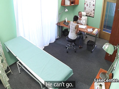 Врач на рабочем месте учить брюнетку с косой заниматься оральным сексом