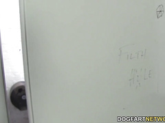 Блонда зашла отлить и получила секс в туалете глорихоле