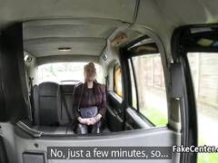 Мужичок подвез и кончил в рот веселой пассажирке в укромном месте