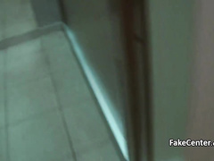 Красивая девушка соглашается на предложение пикапера и трахается у него в гостях