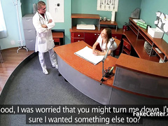 Девчонка из регистратуры занимается сексом с врачом-казановой на столе